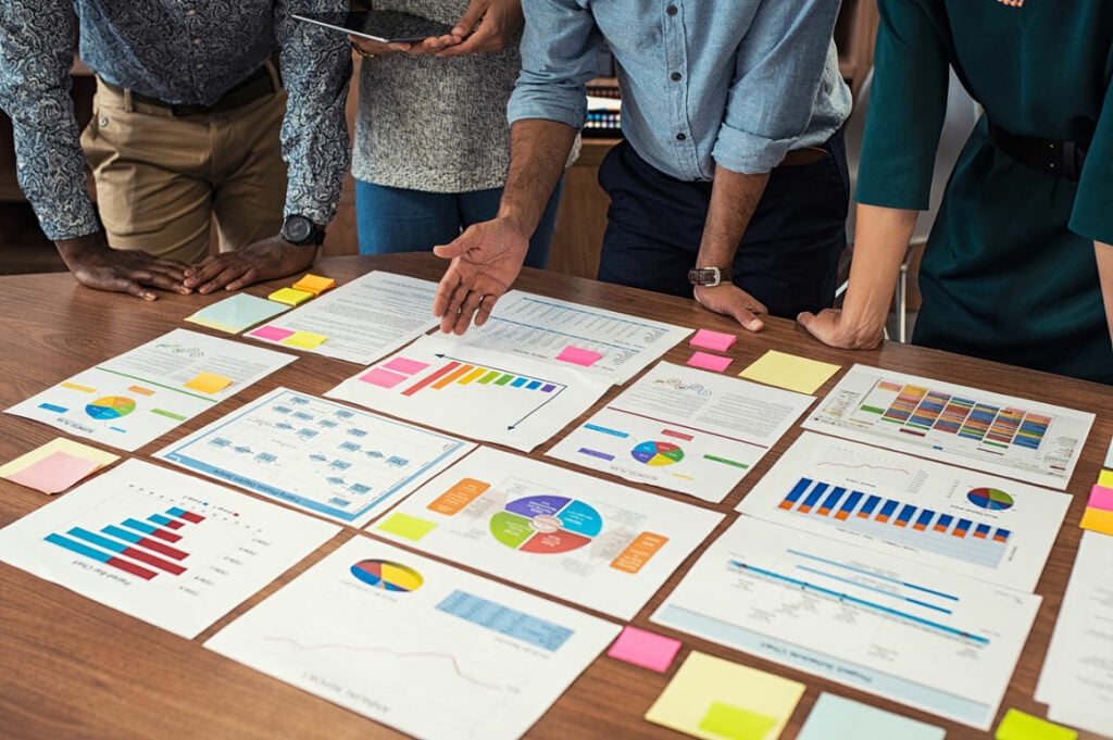 A estrutura de um projeto diz respeito à todo o planejamento e organização de uma nova iniciativa para alavancagem do negócio. Através disso, diminuem-se muito as chances de falhas imprevisíveis e as organizações conseguem resultados mais precisos.