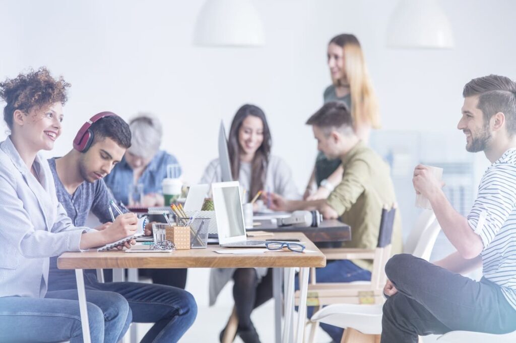 Quando existe fit cultural, a diversidade de ideias torna o ambiente agregador e profissionais tendem a ficar mais satisfeitos. Sendo assim, esses profissionais passam a trabalhar com mais qualidade, motivados pela possibilidade de desenvolvimento na carreira.