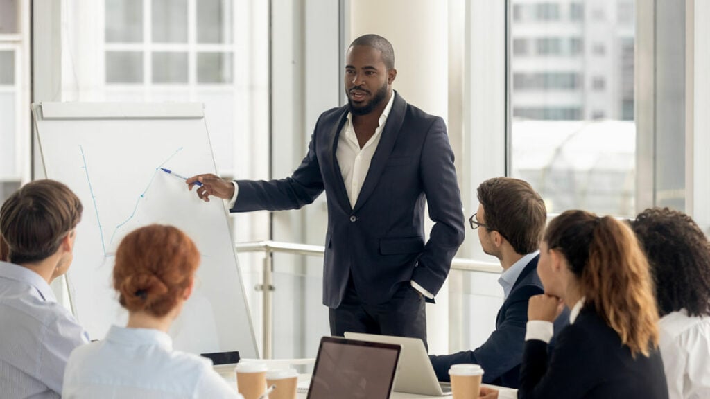 Líder com a sua equipe de trabalho, representando o gerenciamento de equipe.