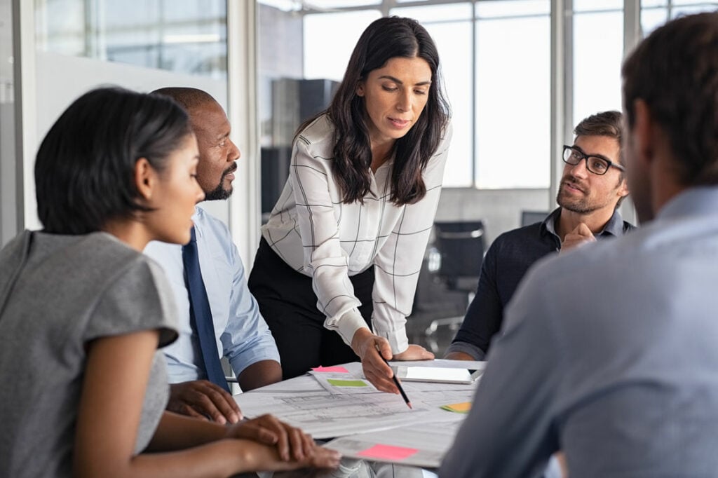 A hierarquia empresarial é fundamental para designar funções e garantir que cada colaborador atue fazendo sua parte. Sem níveis de autoridade, a organização se perde, e as equipes passam a ter muita dificuldade nas tomadas de decisão. 