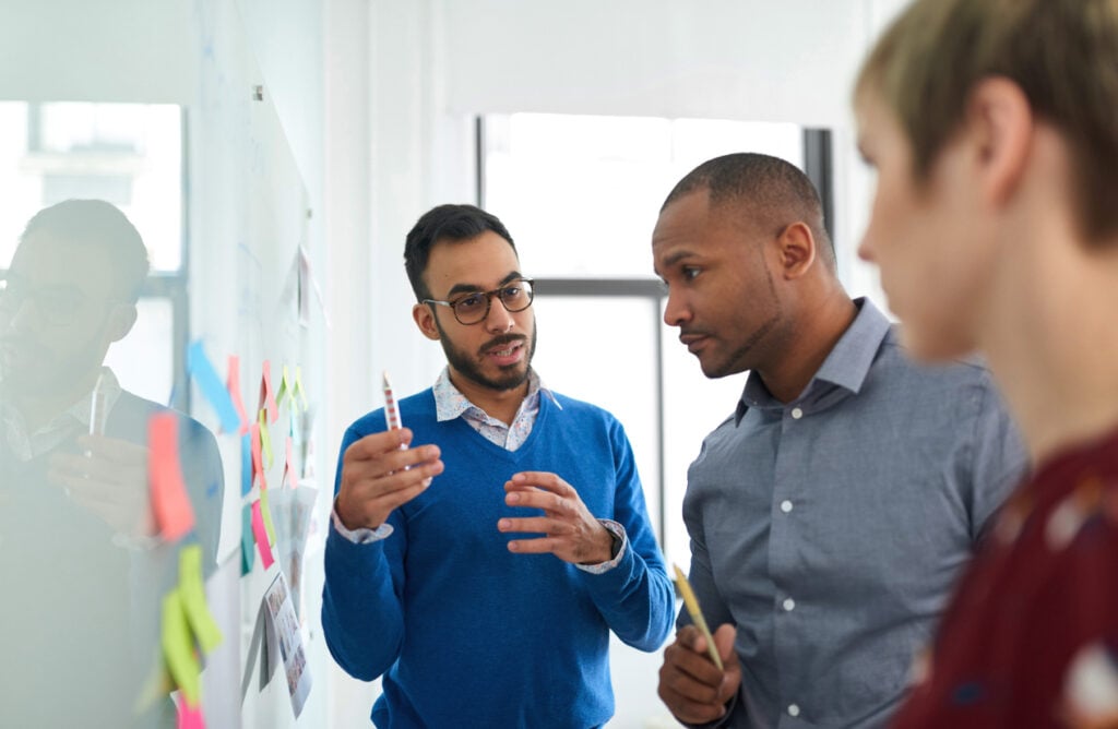 Uma gestão eficiente é aquela que consegue alinhar liderança e trabalho em equipe na busca pelos resultados esperados pela empresa.