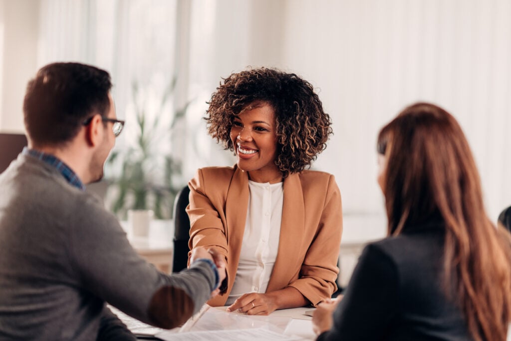 A atração de talentos é hoje um dos maiores desafios para empreendedores modernos. Diversifique suas áreas de busca, assim você ganha maior possibilidade para encontrar o profissional adequado. 