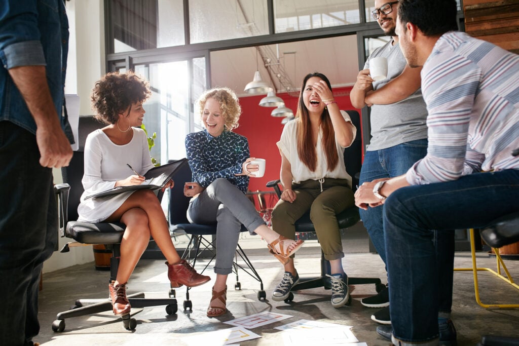 Funcionários felizes se sentem mais motivados para realizar suas atividades e aumentam sua produtividade