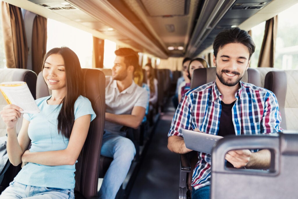 O transporte fretado para deslocamento dos funcionários é uma opção muito interessante a ser considerada pelas empresas. Além de possibilitar maior pontualidade nas chegadas e saídas, ele favorece a qualidade de vida e o bem estar emocional dos colaboradores.