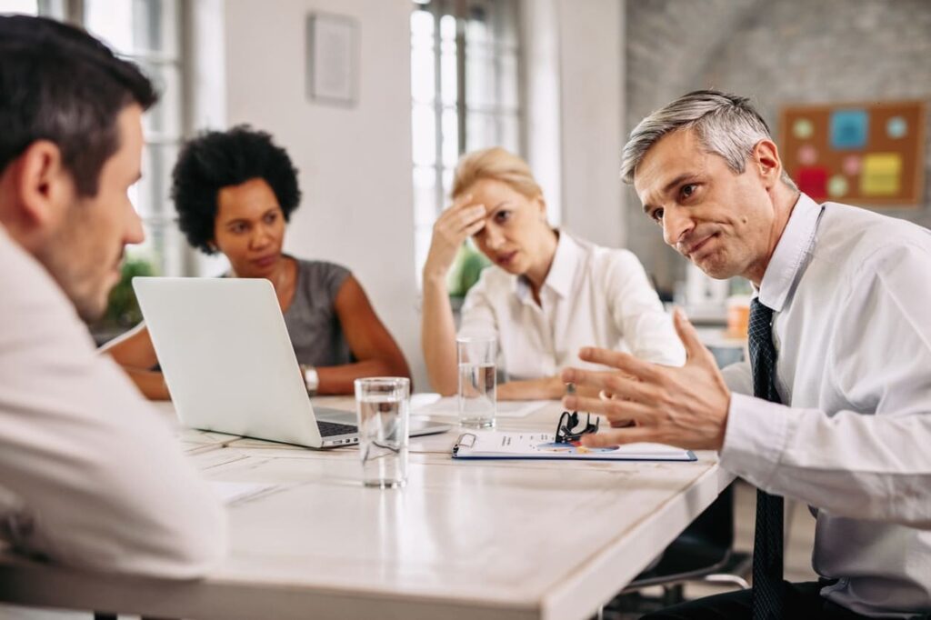 A negociação de conflitos é uma técnica de gestão de pessoas cujo objetivo é mediar divergências que acontecem entre os colaboradores ao realizar suas atividades.