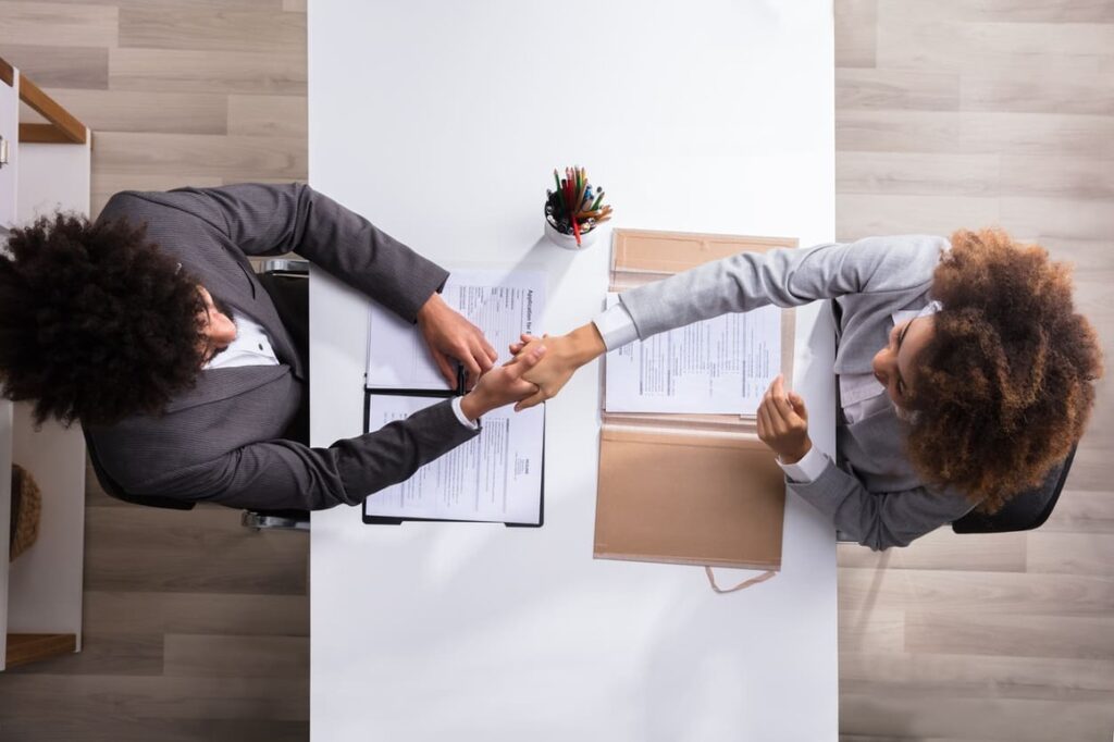 Planos de recrutamento e seleção são fundamentais para atrair os candidatos mais capacitados e aptos a preencher vagas profissionais. O planejamento permite avaliar o concorrente em diversas competências, além de saber se os valores do mesmo de fato condizem aos valores institucionais.