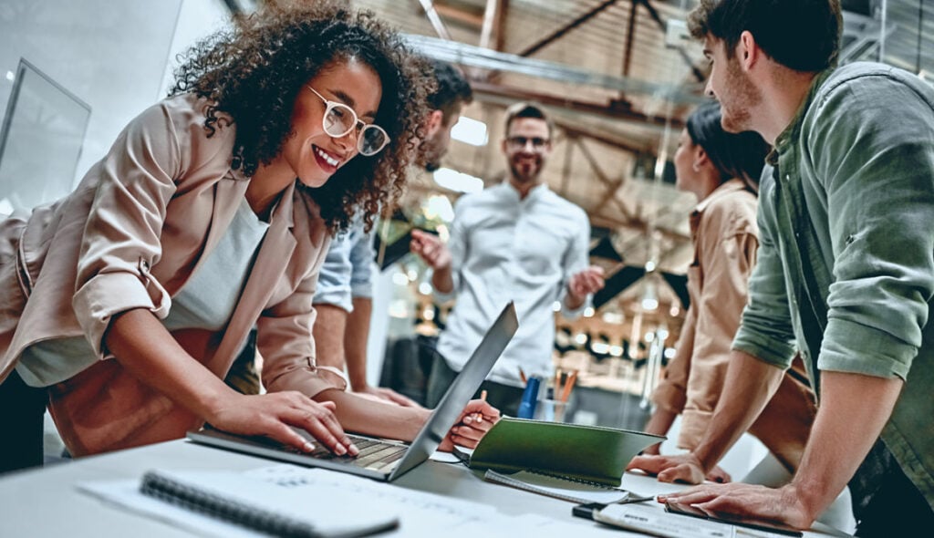 Fornecer estrutura para suas equipes de trabalho faz com que se sintam valorizadas e preparadas para encarar os desafios de cada função estratégica dentro da organização.