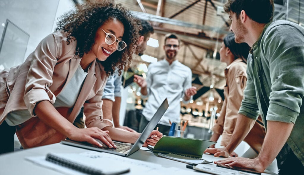 Fornecer estrutura para suas equipes de trabalho faz com que se sintam valorizadas e preparadas para encarar os desafios de cada função estratégica dentro da organização. 