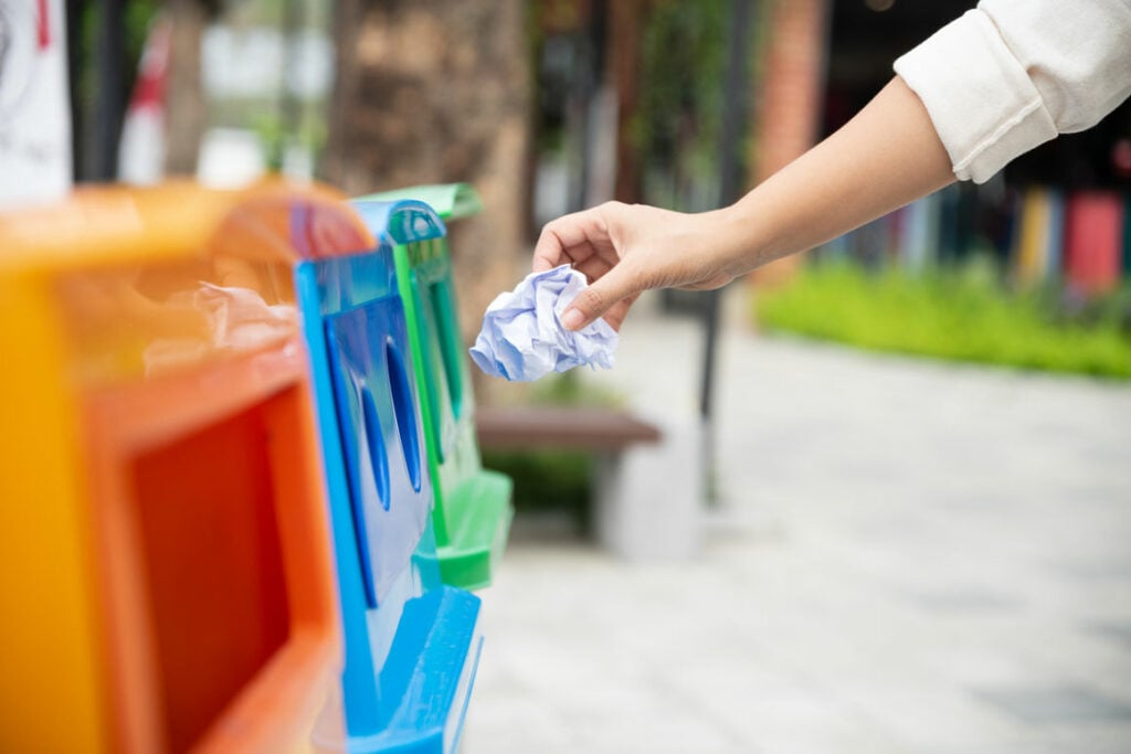 O descarte correto das embalagens e resíduos de produtos já consumidos faz parte dos tipos de logística reversa. Ações como essa são importantes, pois geram empregos e ajudam na reputação institucional.