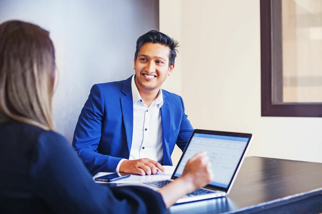 O treinamento de integração é importante pois visa preparar o colaborador para ter o seu melhor desempenho logo no início das atividades. É uma iniciativa estratégica, já que oferece todo o suporte necessário para que ele atinja a plena produtividade.